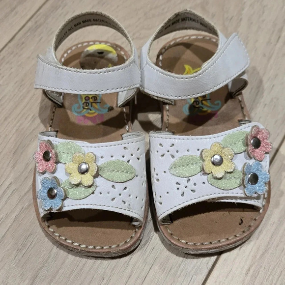 Size 5 toddler sandals - Picture 2 of 4